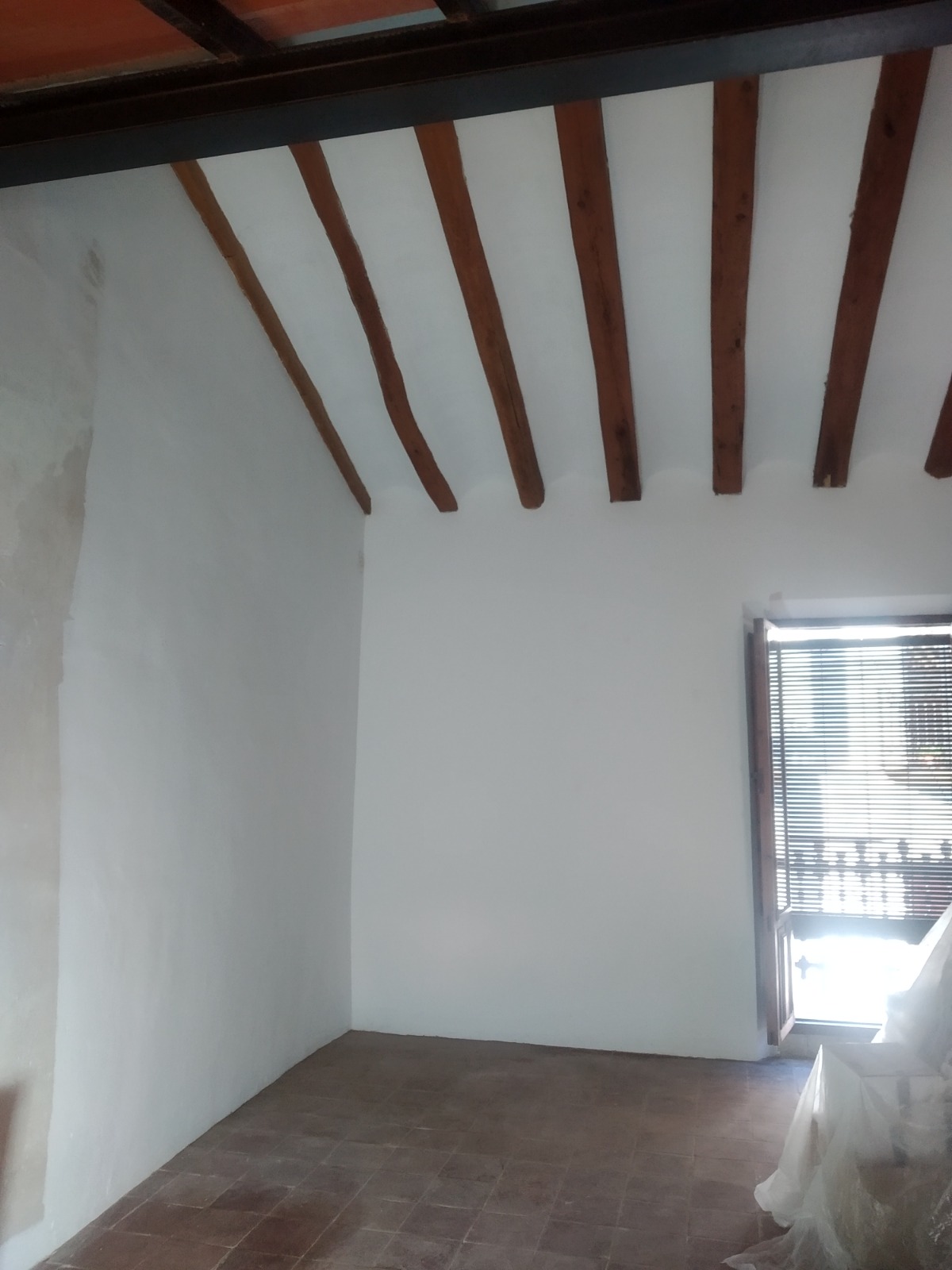 barnizado de vigas de madera